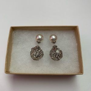 Beautiful earrings w Krystal silver pearl details